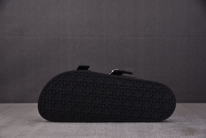 d10r sandal
