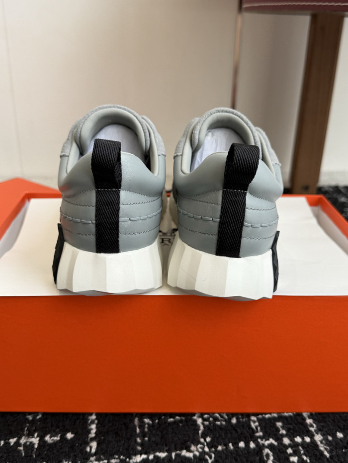 hms SNEAKER