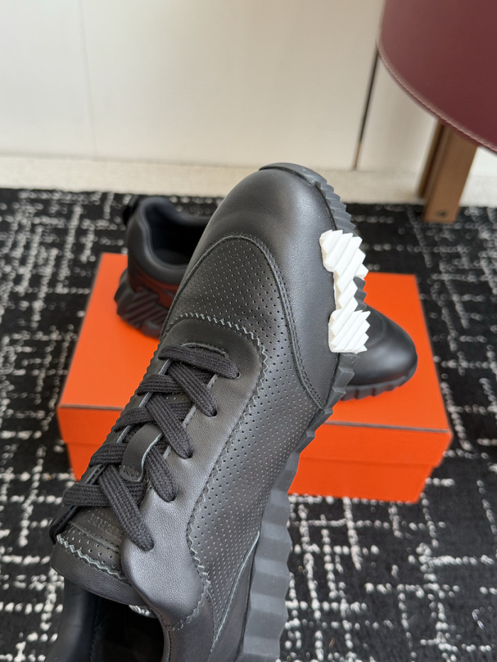 hms SNEAKER