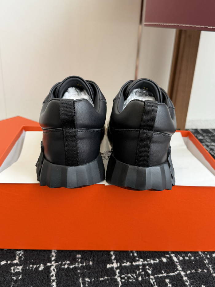 hms SNEAKER