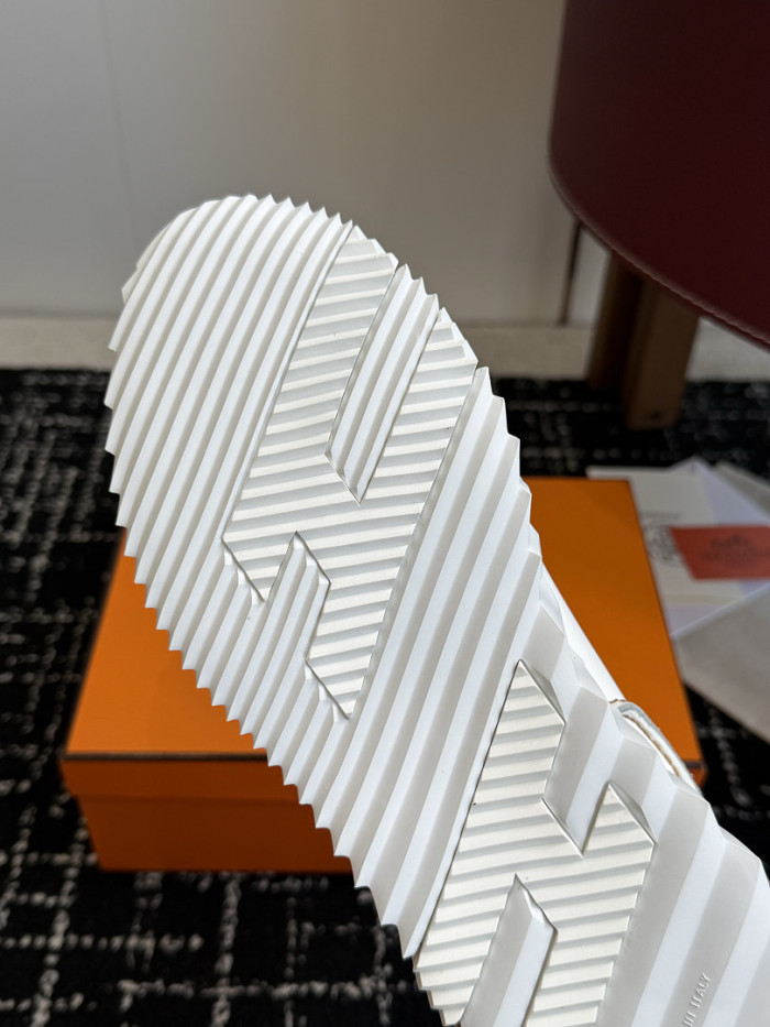 hms SNEAKER