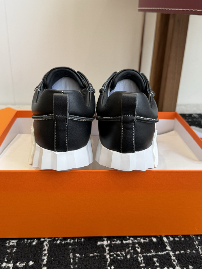 hms SNEAKER
