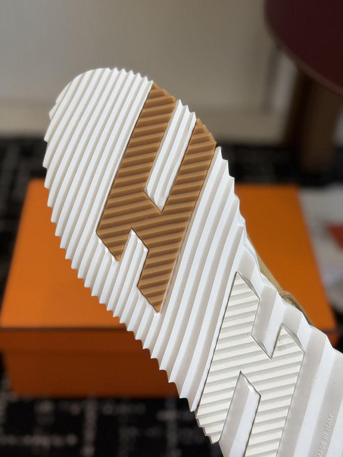 hms SNEAKER