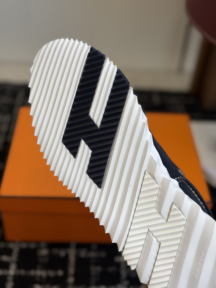 hms SNEAKER