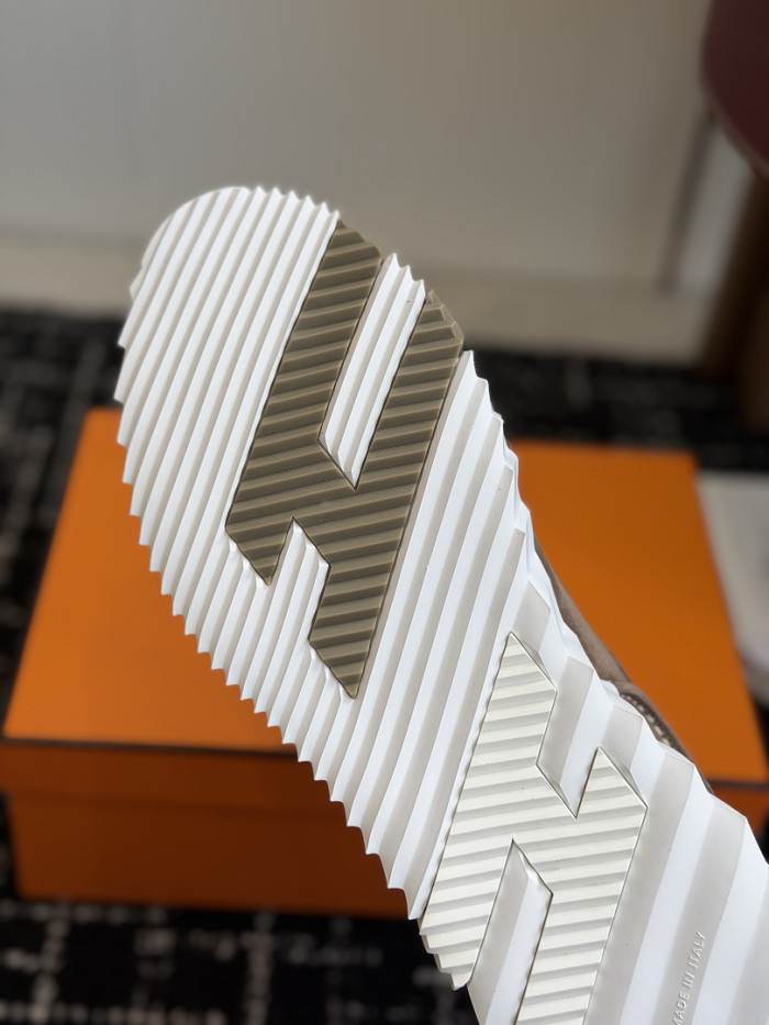 hms SNEAKER