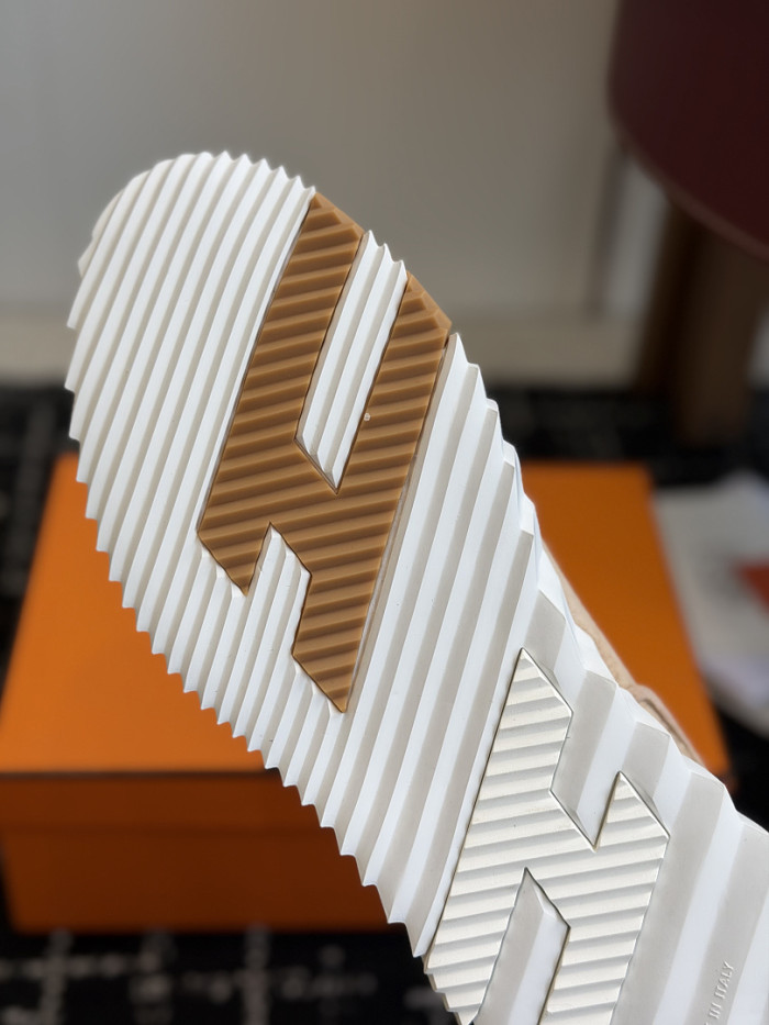 hms SNEAKER