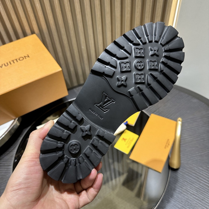 L0VT SNEAKER