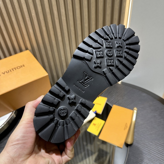 L0VT SNEAKER