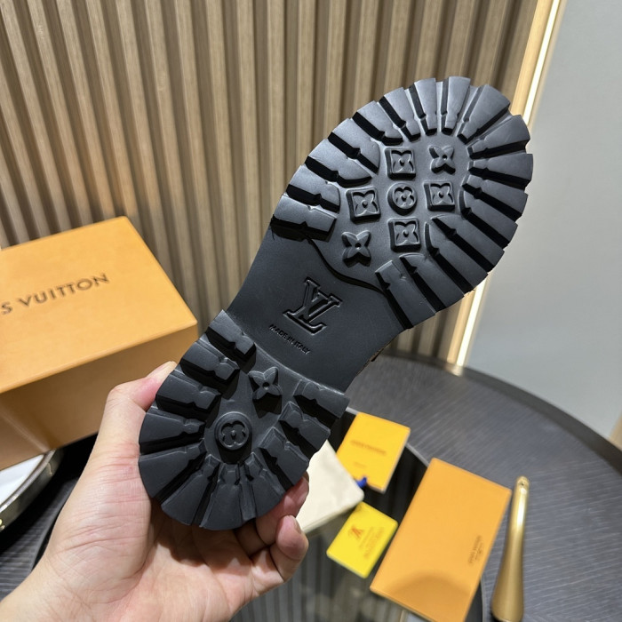 L0VT SNEAKER