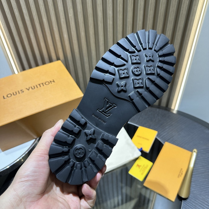 L0VT SNEAKER