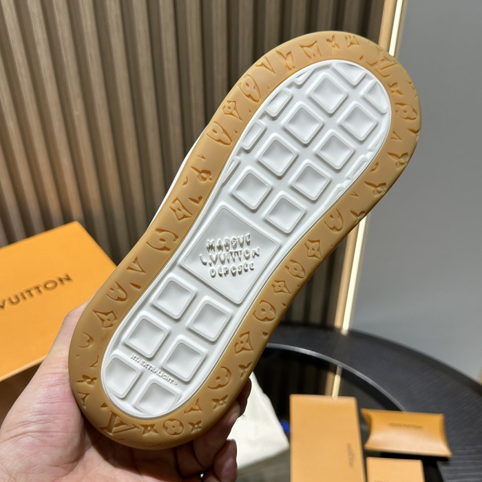 L0VT SNEAKER