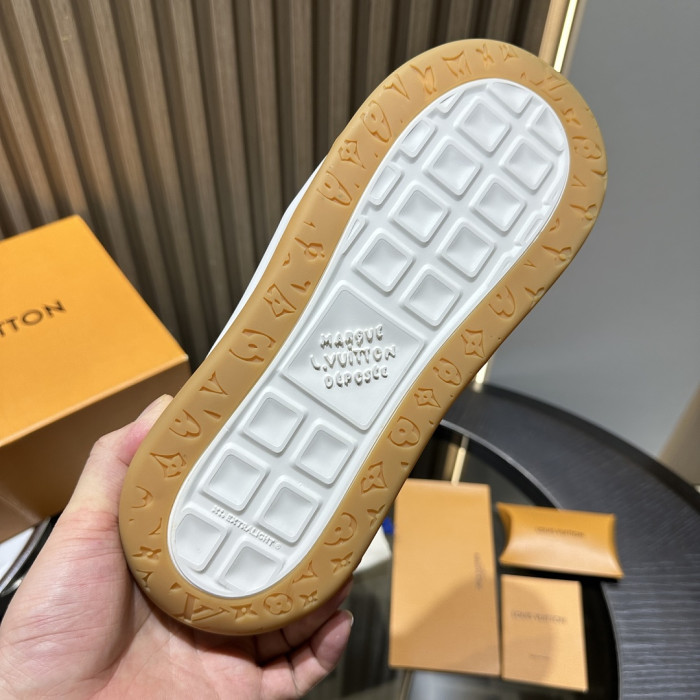 L0VT SNEAKER